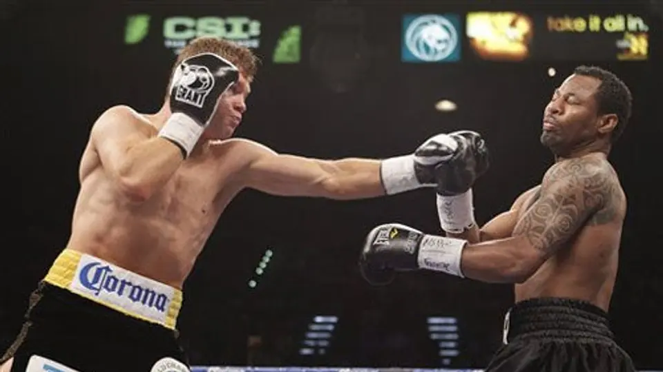 Canelo cumple el pronóstico ante Mosley