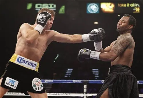 Canelo cumple el pronóstico ante Mosley