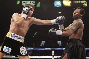 Canelo cumple el pronóstico ante Mosley