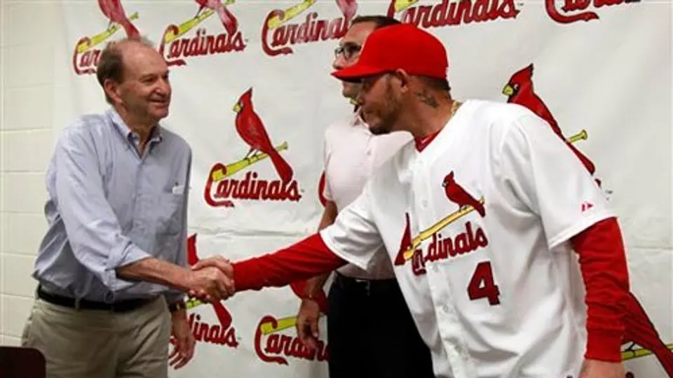 Molina firma con Cardenales por cinco años