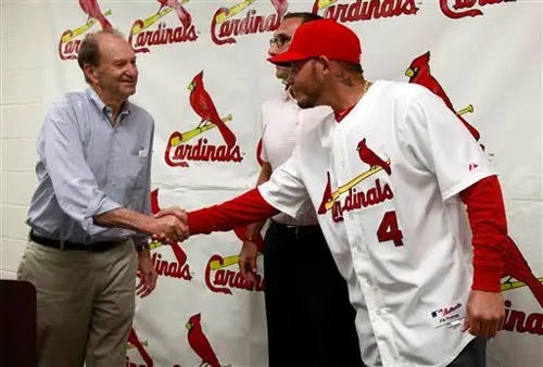 Molina firma con Cardenales por cinco años