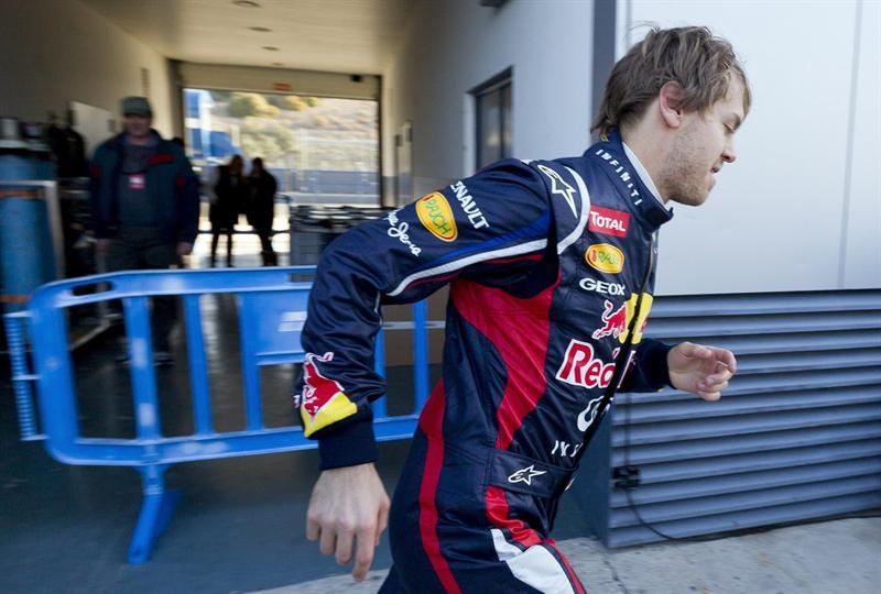 Vettel sale de los 'boxes', tras probar el el nuevo monoplaza RB8. FOTO: EFE