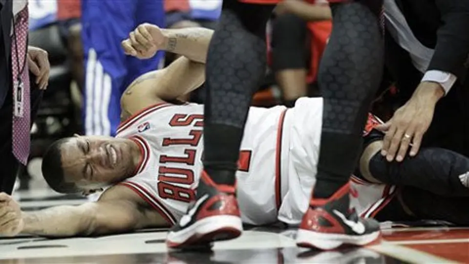 Rose se lesiona en victoria de Bulls