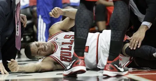 Rose se lesiona en victoria de Bulls