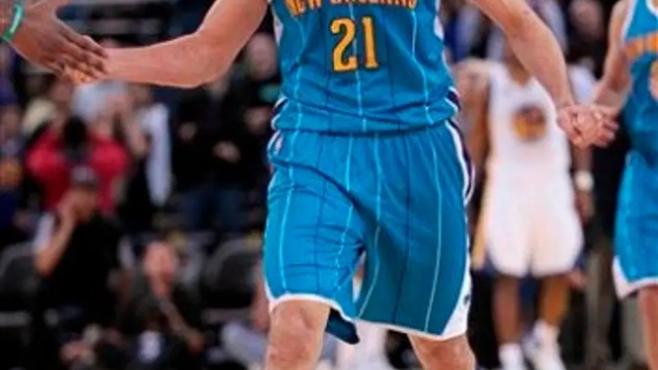 Hornets ganan con goaltending en los últimos segundos