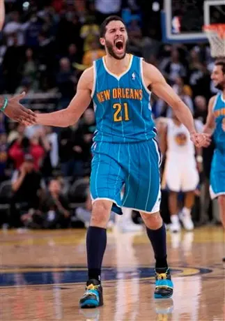 Hornets ganan con goaltending en los últimos segundos