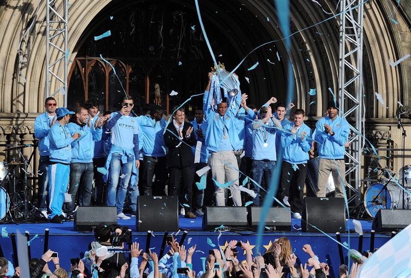 Jugadores del Manchester City celebran con la afición, tras obtener el título de la Liga Premier | EFE