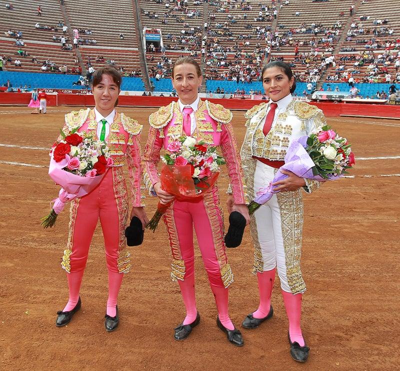 Las tres mujeres fueron reconocidas por el público. FOTO: RICARDO FLORES