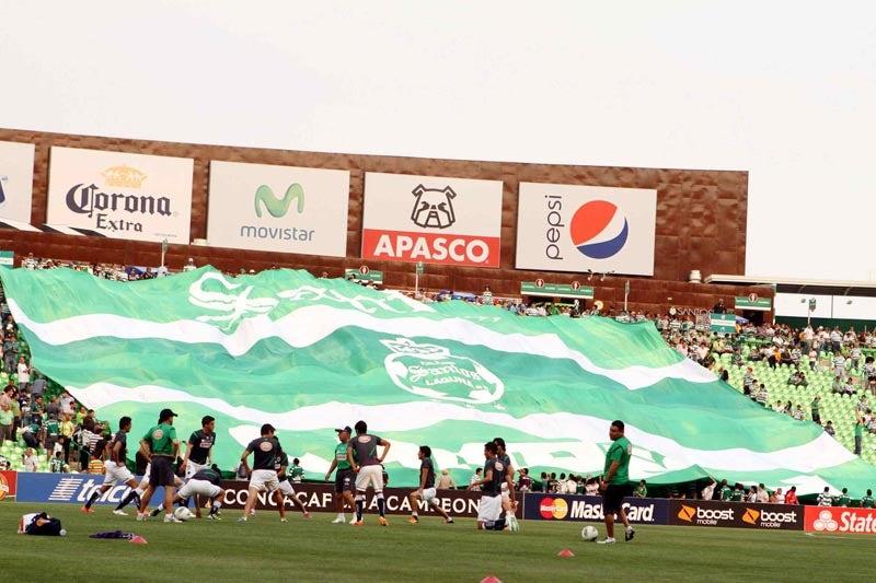 La afición de Santos demuestran su amor por la camiseta. FOTO: MEXSPORT