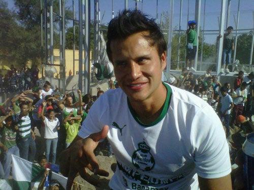 Galindo se mostró contento durante el desfile | FOTO DE TWITTER @clubsantoslagun