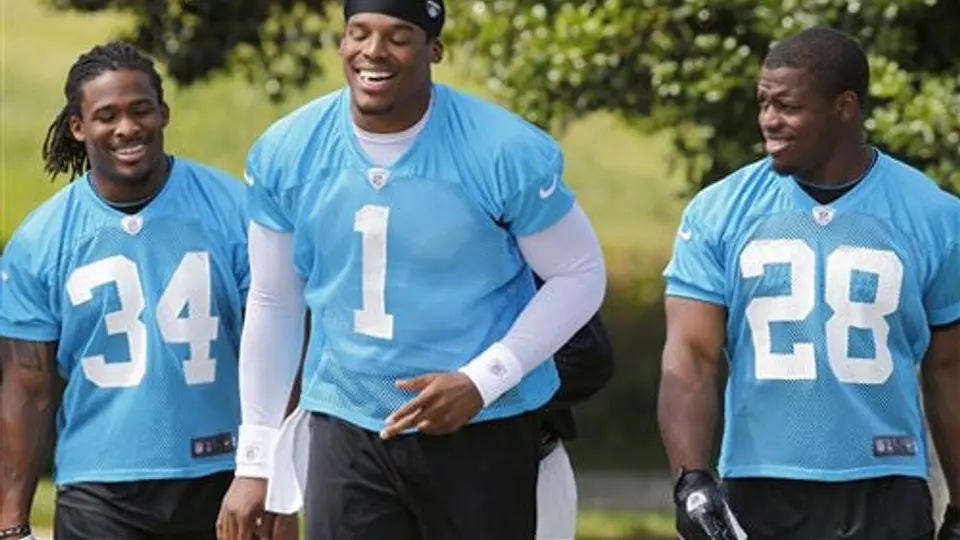 Jon Benson de Carolina defiende a Cam Newton