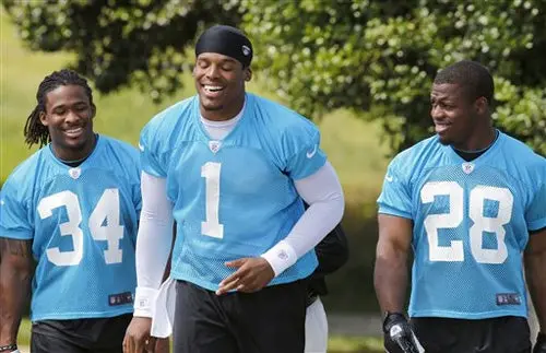 Jon Benson de Carolina defiende a Cam Newton