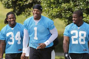 Jon Benson de Carolina defiende a Cam Newton