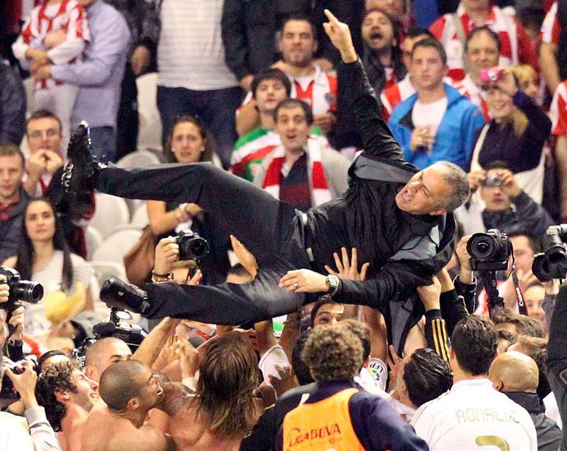 Los jugadores hicieron 'volar' a Mourinho | EFE