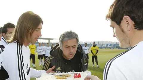 Sorprenden a Mourinho con un pastel en su cumpleaños 49