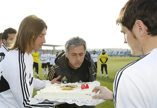 Sorprenden a Mourinho con un pastel en su cumpleaños 49
