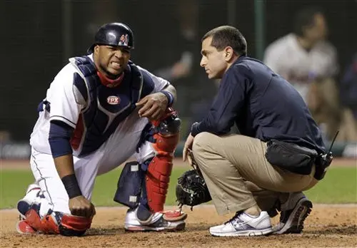 Catcher de Cleveland fuera por conmoción