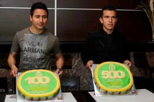 'Chato' Rodíguez llega a 500 partidos, celebra con Balón de Oro