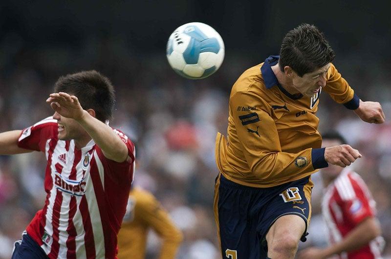 En el aniversario, Pumas y Chivas se conformaron con el empate a ceros. FOTO: MEXSPORT