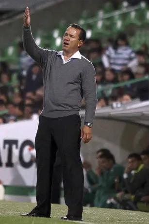 Flores, insatisfecho con la victoria ante Puebla