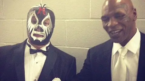 Mike Tyson posa junto a Mil Máscaras