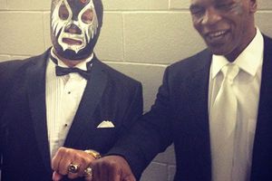 Mike Tyson posa junto a Mil Máscaras