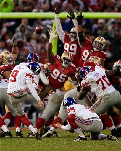 Lawrence Tynes lanza el ovoide 31 yardas. FOTO: AP
