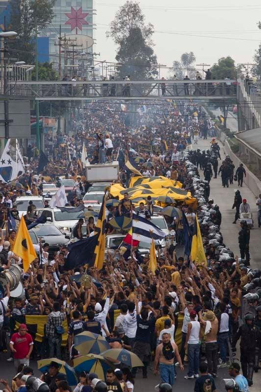 Las calles se tiñeron de azul y oro sin importar el clima ni la distancia. FOTO: CÉSAR VICUÑA
