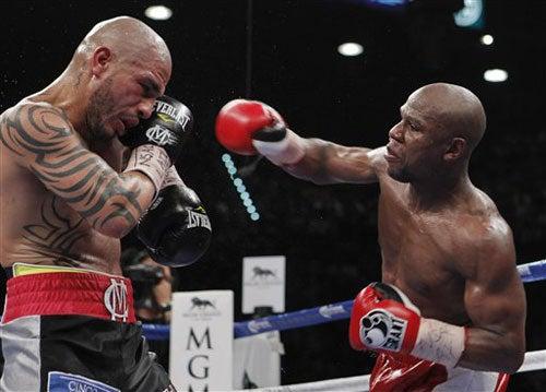 Mayweather dominó la mayor parte del encuentro | AP