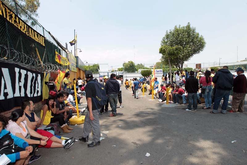 Los aficionados se retiraron del lugar sin poder entrar a las instalaciones del club. FOTO: THALIA ESPARZA