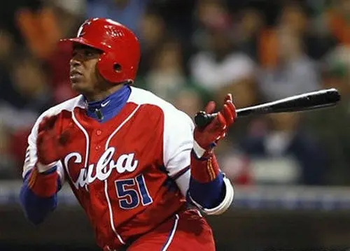 Céspedes firma con Atléticos por 36 millones y 4 años