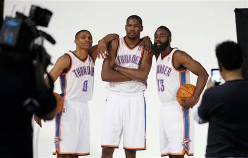Thunder doblegó 108-96 a los Spurs