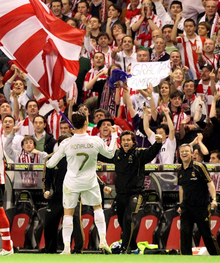 Cristiano Ronaldo celebra con la afición | EFE