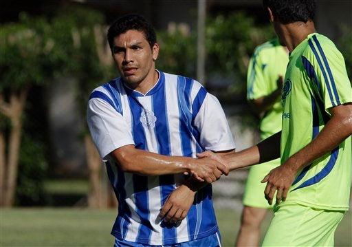 Cabañas saludó a sus compañeros de equipo. FOTO: AP