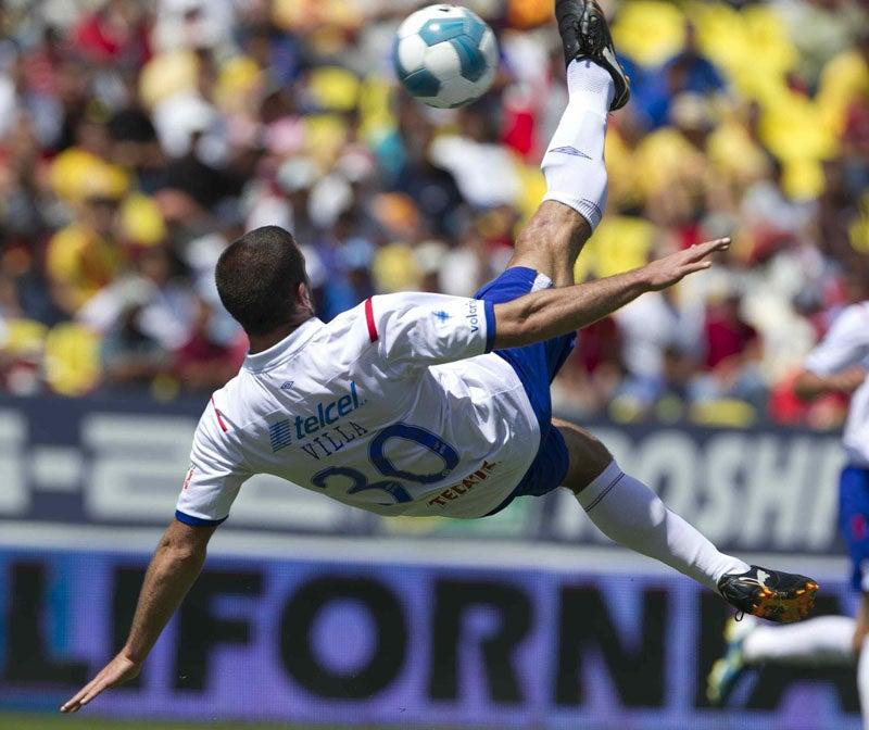 Tito Villa busca el esférico. FOTO: MEXSPORT