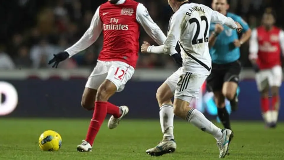Henry discute con un aficionado tras la derrota del Arsenal