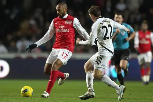 Henry discute con un aficionado tras la derrota del Arsenal
