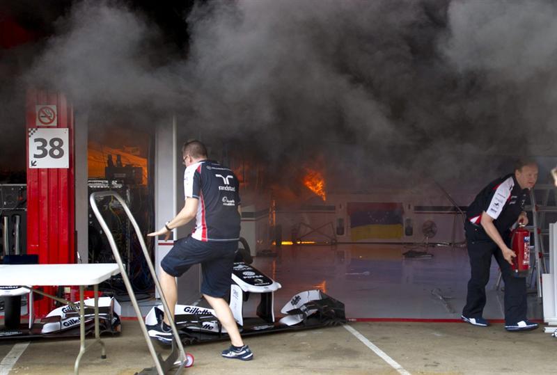 Humo negro comenzó a expandirse mientras el equipo festejaba el triunfo de Pastor Maldonado | EFE