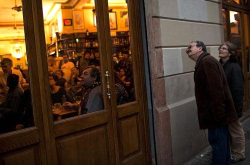 Algunos curiosos trataban de ver el duelo. (FOTO: AP)