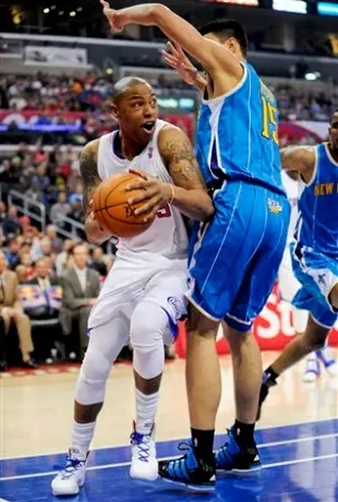 Ayón anota ocho puntos en nueva derrota de Hornets