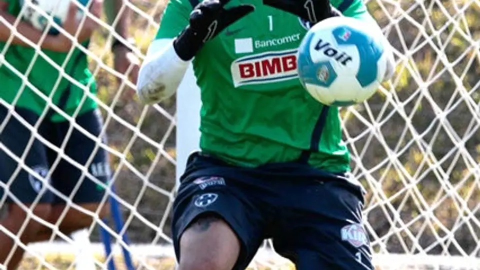 Suazo debe llegar a trabajar al parejo, asegura Orozco