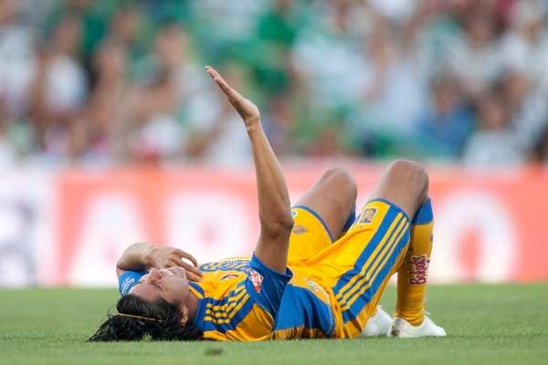 Hugo Ayala se lamenta sobre el césped | MEXSPORT
