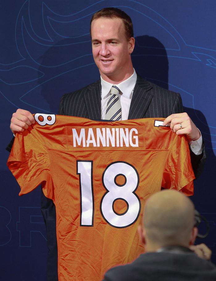 Manning es presentado oficialmente con Broncos. FOTO: EFE