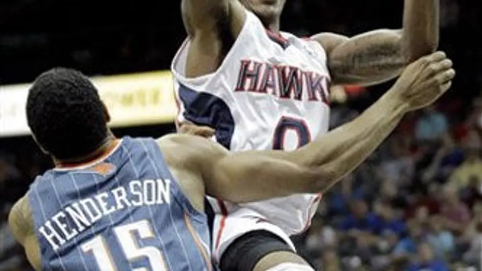 Nájera anota dos puntos en derrota de Bobcats