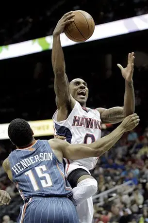 Nájera anota dos puntos en derrota de Bobcats