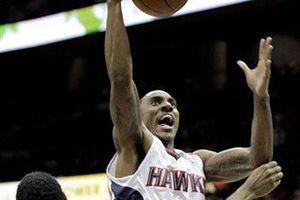 Nájera anota dos puntos en derrota de Bobcats