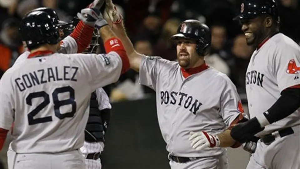 Adrián González impulsa la carrera del triunfo de Boston