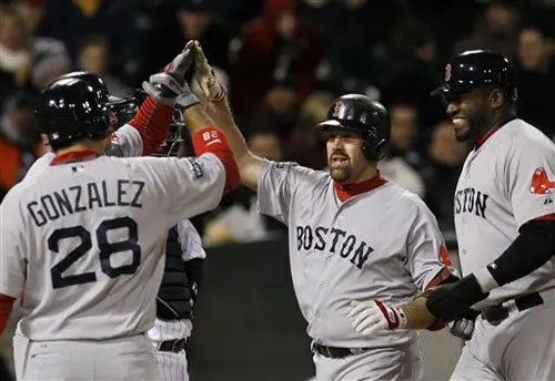 Adrián González impulsa la carrera del triunfo de Boston