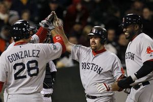 Adrián González impulsa la carrera del triunfo de Boston