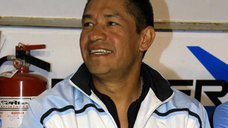 Ambriz aceptaría el reto de dirigir a Chivas